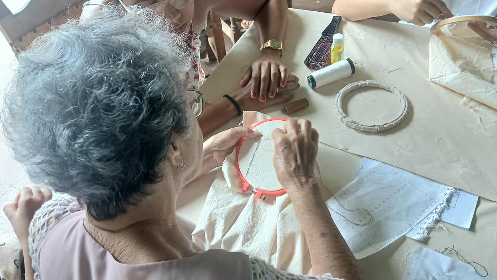 En las hábiles manos de Mery Viciedo (+fotos) Escambray