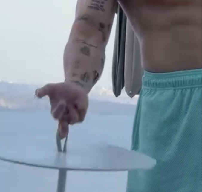 La Dura presume de los abdominales de su novio desde Santorini: «Cualquier furniture es una pesa para él»