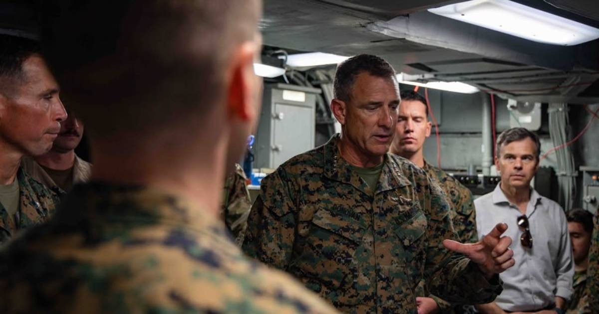 Jefe del Comando Sur visita Venezuela para supervisar la ayuda humanitaria de EE.UU. tras los terremotos