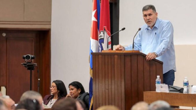 Pérez Oliva-Fraga admite fracaso del modelo estatal socialista