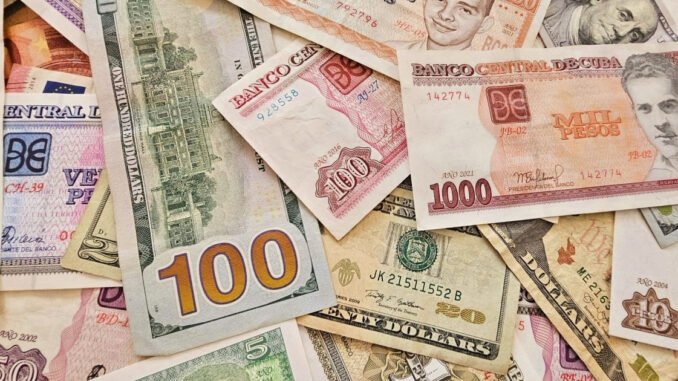 El dólar se acerca los 700 pesos