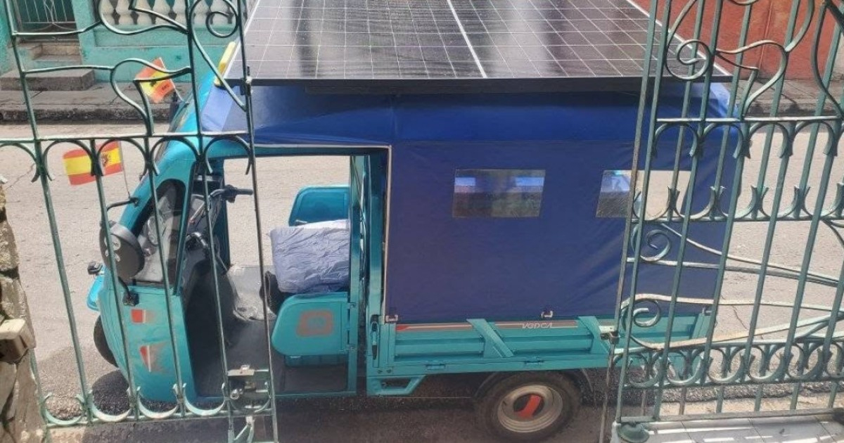 Triciclos eléctricos con paneles solares, los únicos que sobreviven a los apagones y la falta de… – CiberCuba