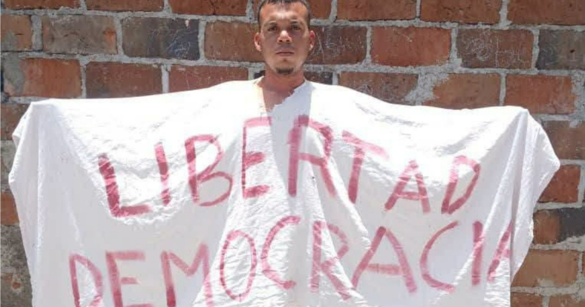 Joven que cuestionó a Díaz-Canel protesta en El Cobre envuelto en sábana blanca: «Libertad, democracia…»