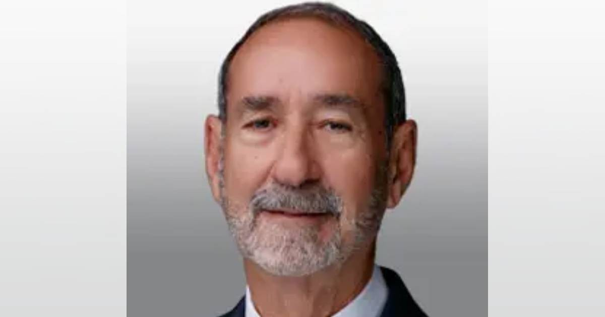Juez cubanoamericano que anuló varias leyes sobre armas en California será el principal orador de una importante conferencia en EE.UU.