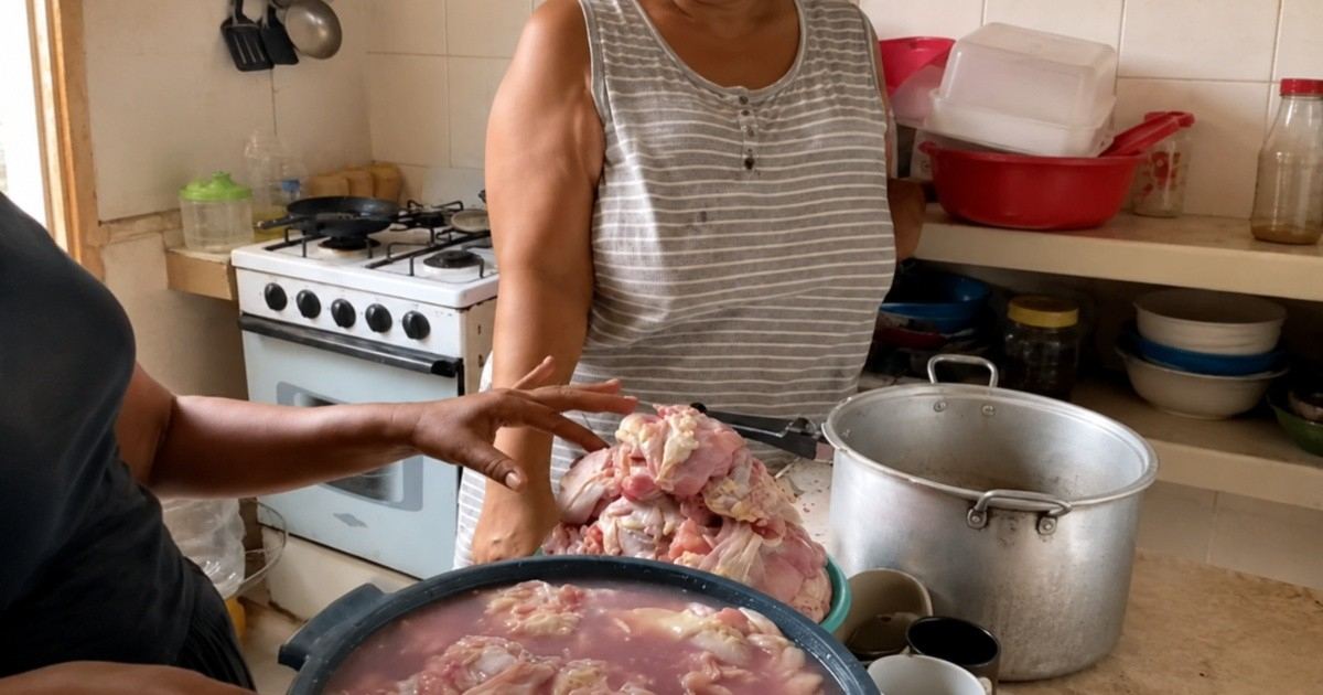 Caja de pollo se echa a perder y cubanos intentan recuperarla
