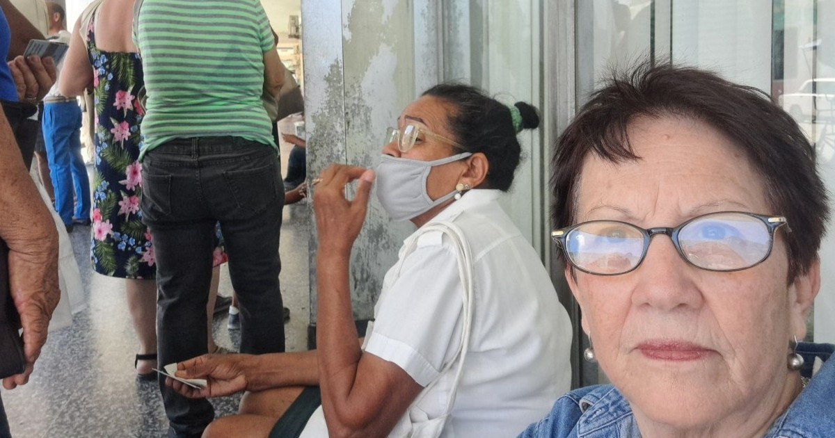 “Ocho horas tirada en un contén”: periodista retrata el calvario para cobrar una pensión en Cuba