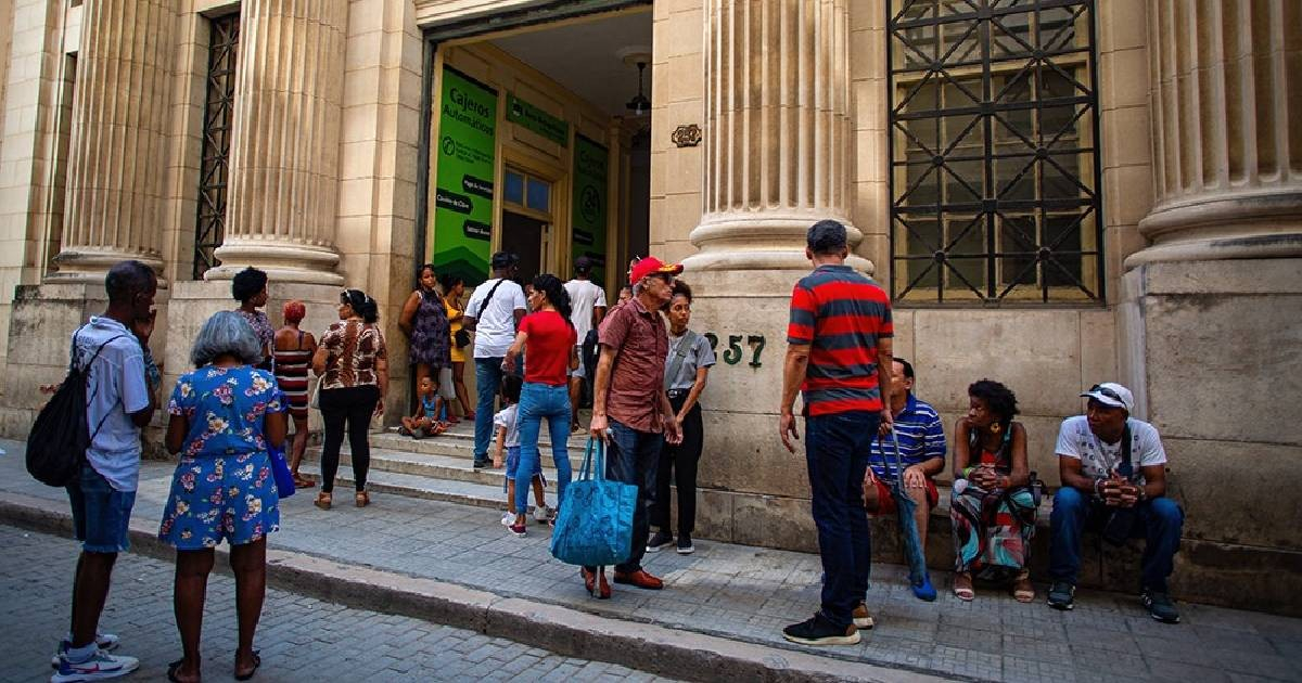 Cubanos reaccionan a las nuevas medidas del Banco Central