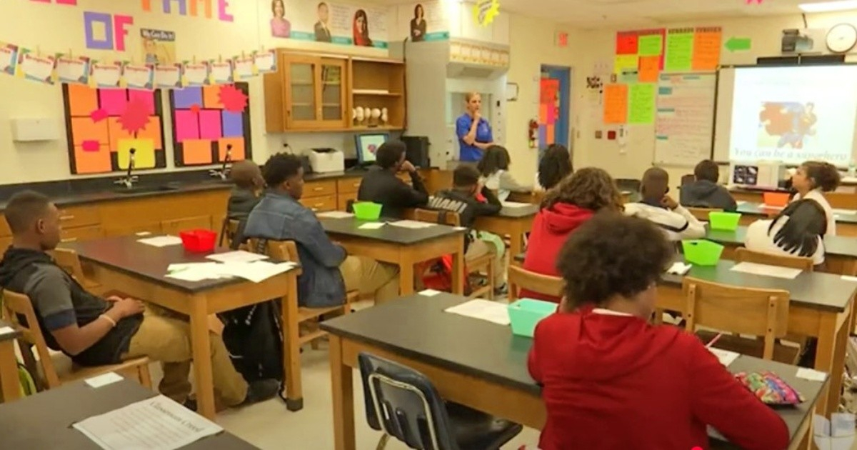 ¿Cuándo empiezan las clases del curso 2026-2027 en los diferentes condados de Florida?