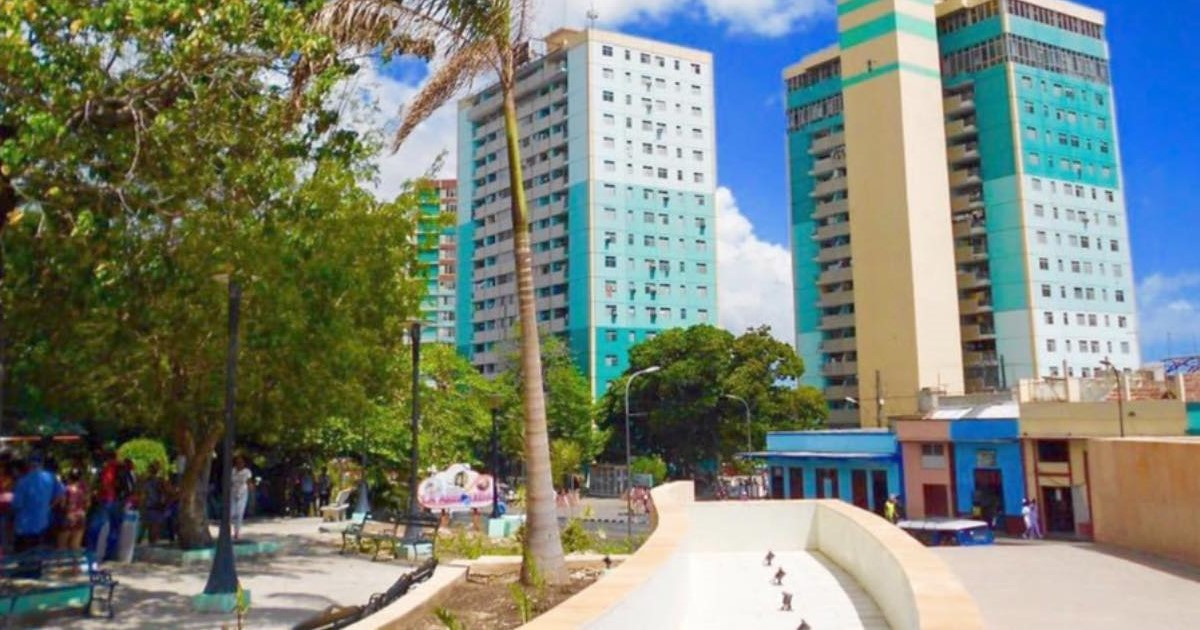 Alertan sobre peligros del humo y gases tóxicos por cocinar con carbón en edificios altos de Santiago de Cuba