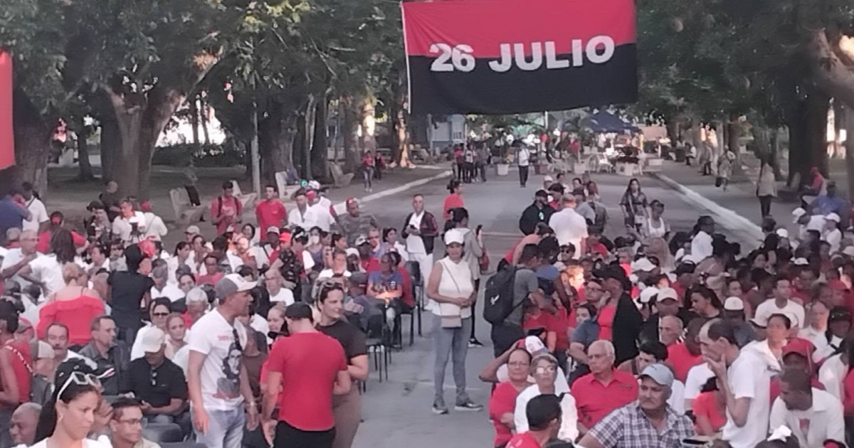 Periodista oficialista se burla de las protestas en Cuba: «Aquí estoy en una revuelta por el 26/7» – CiberCuba