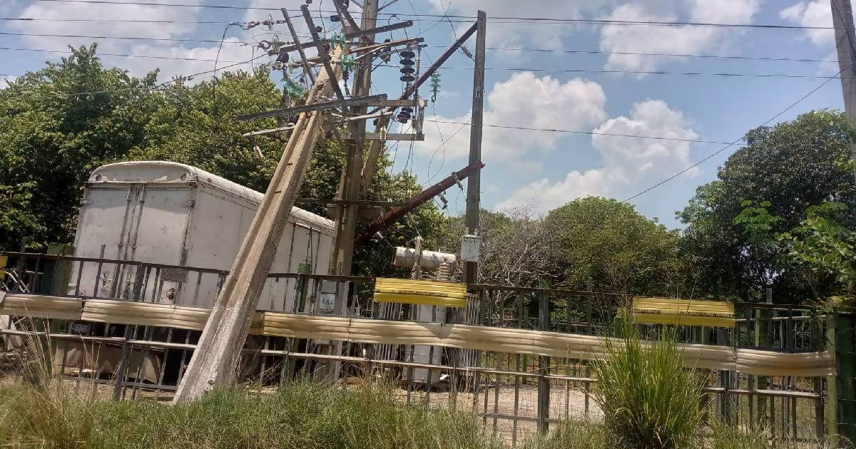 Camión impacta contra subestación eléctrica y deja a más de 9,000 clientes sin servicio en Aguada de Pasajeros, Cienfuegos