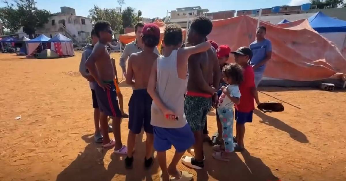 A un mes de los terremotos, venezolanos buscan a familiares entre los escombros y miles viven en carpas