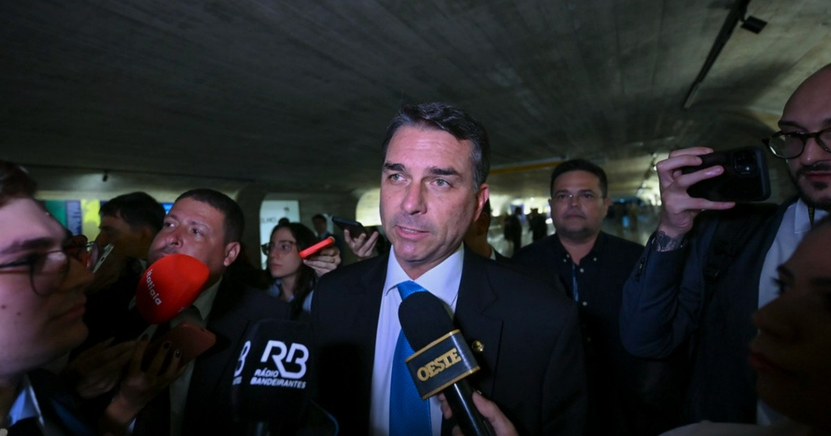 Flávio Bolsonaro, hijo de Jair Bolsonaro, presenta su candidatura a la presidencia de Brasil