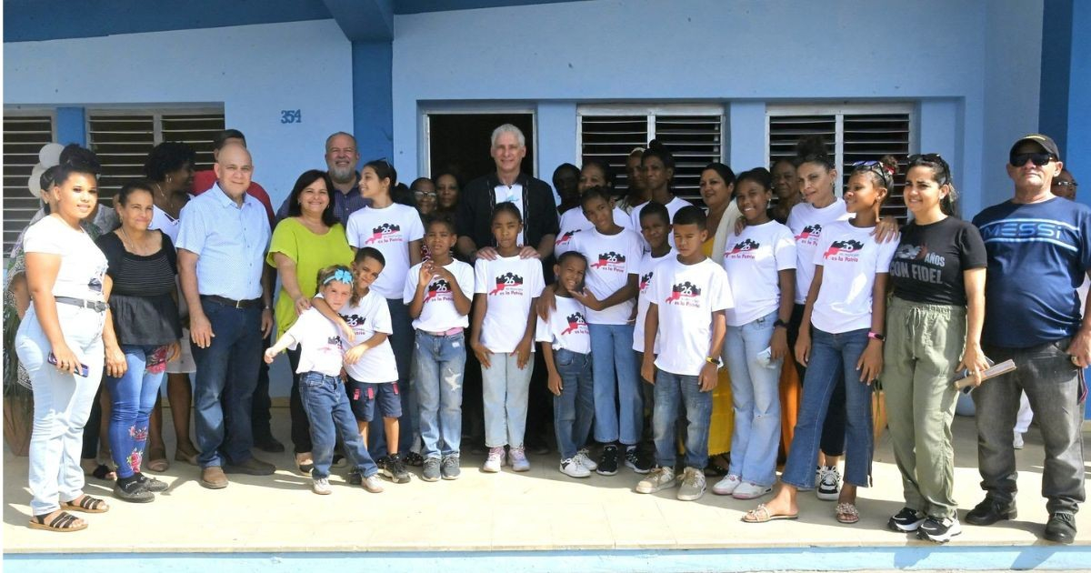 Díaz-Canel posa para las fotos junto a niños en Pinar del Río – CiberCuba