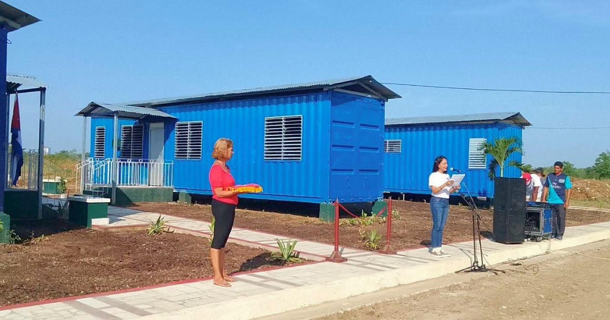 El régimen honra el 26 de Julio en Bayamo con la gran cifra de… cuatro casas-contenedor entregadas