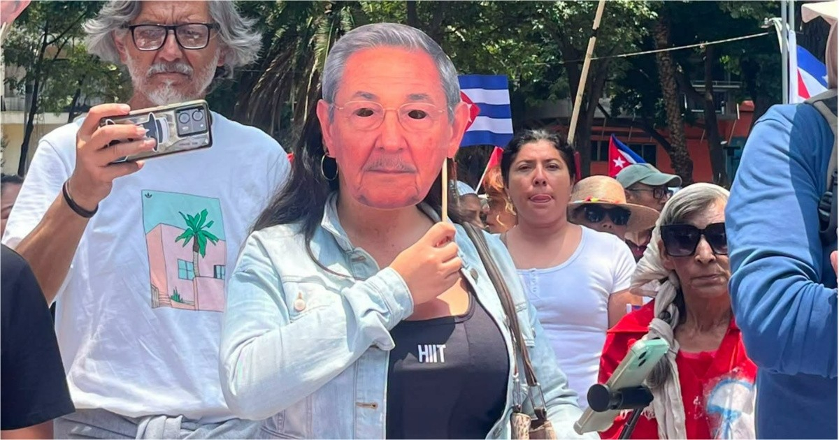 Periodista José Raúl Gallego sobre mexicana que marchó con careta de Raúl Castro: «La llevaría a la cárcel… – CiberCuba
