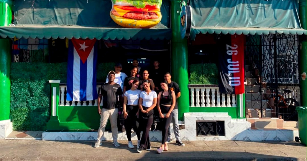 Mipyme de Pinar del Río celebra el 26 de Julio con banderas revolucionarias en su fachada