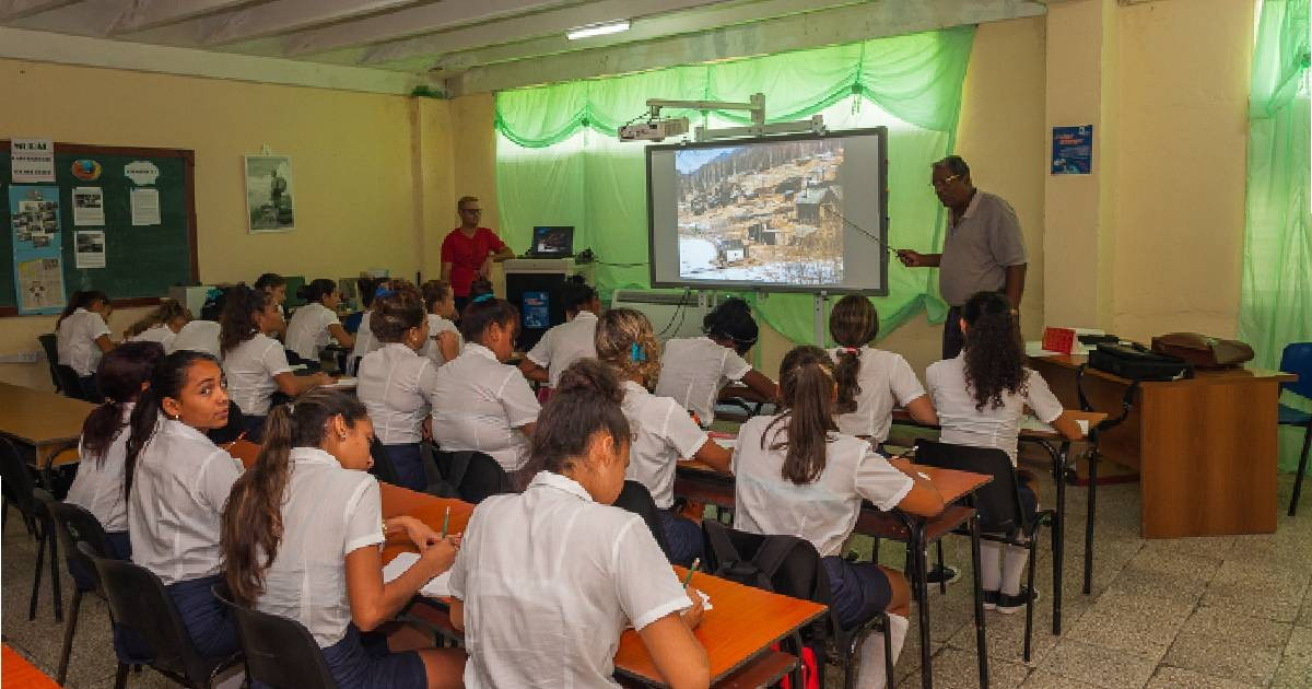Cuba actualiza el salario de los maestros: cobrarán entre 6,130 y 7,735 CUP – CiberCuba