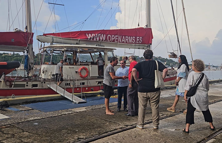 Activistas de Open Arms arriban a La Habana en el Velero Astral
