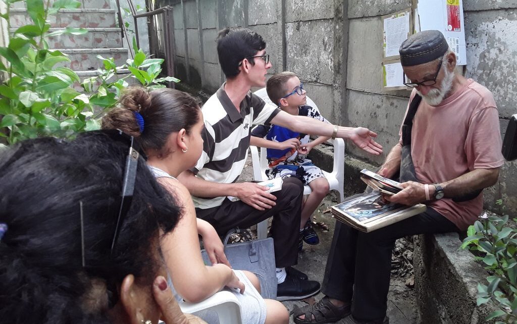 El verano cobra vida en Rodas: pinceles, papel maché y cuentos infantiles