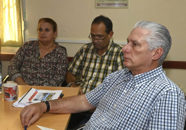 Presidente cubano supervisa los Consejos de Defensa de Cotorro y Habana del Este (+Fotos)