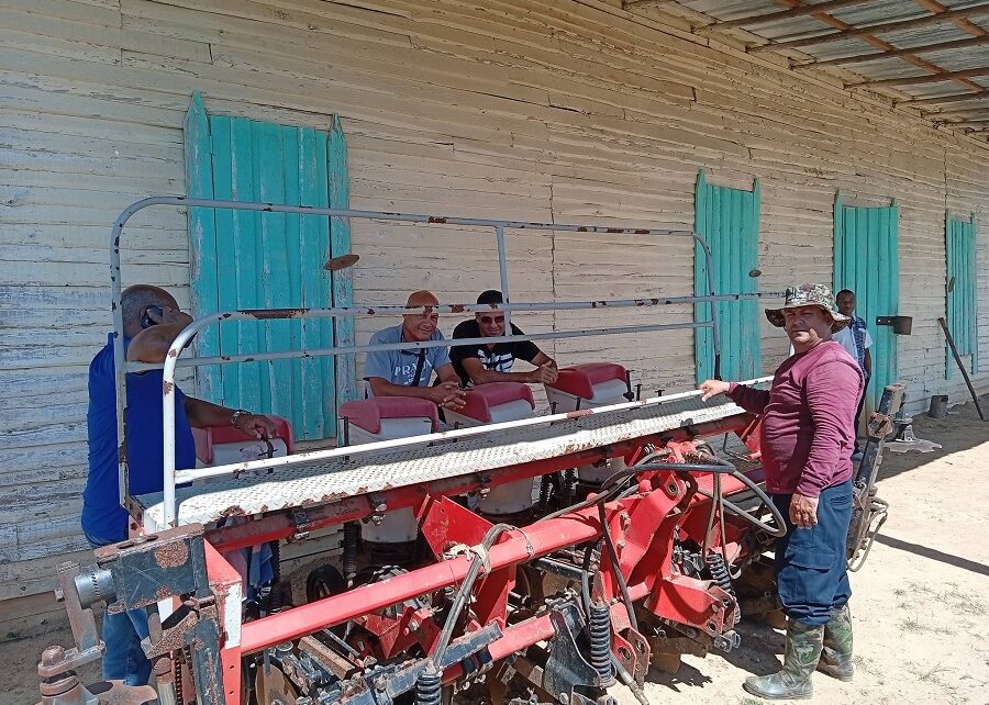 Finca La Vigía: más que el olor a carbón y a tabaco pinareño
