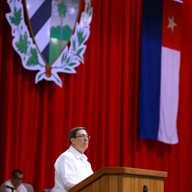 Canciller cubano denuncia ante diputados política hostil contra la Isla y agradece solidaridad mundial