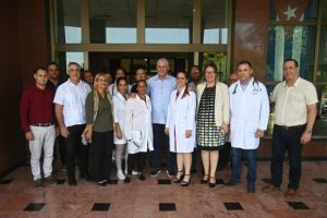 Díaz-Canel reconoce el heroísmo de los trabajadores cubanos de la salud