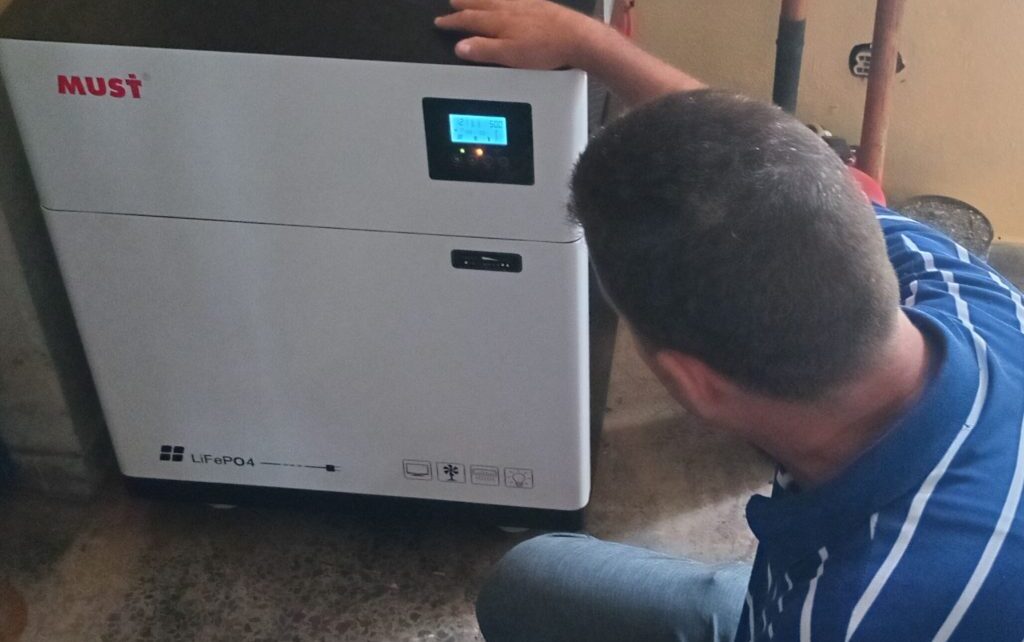 Paneles solares facilitan operaciones bancarias