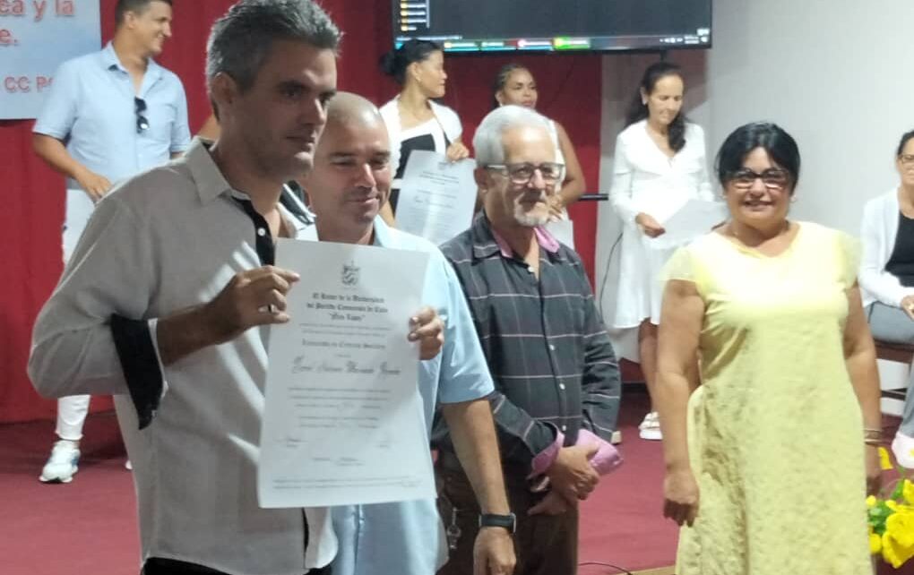 Nuevos licenciados en Ciencias Sociales gradúa Facultad del Partido en Cienfuegos (+Fotos)