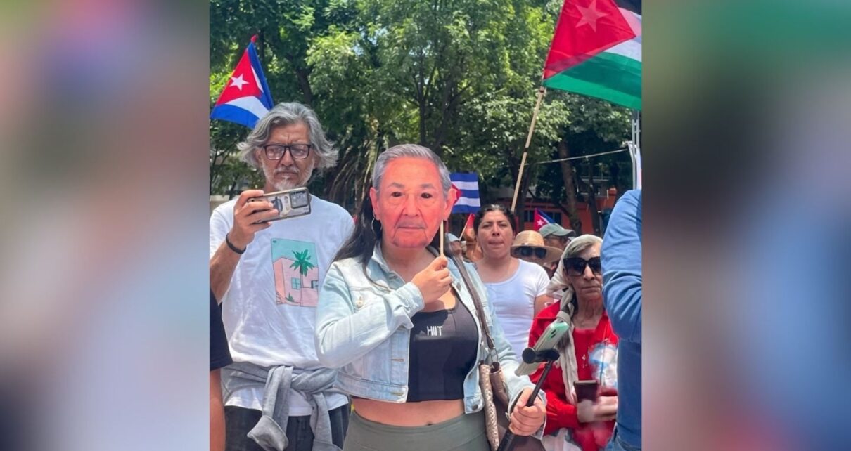 Joven mexicana apoya al régimen con una máscara de Raúl Castro: en Cuba acabaría presa – Periódico Cubano