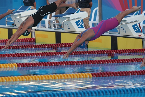 La primera presea en las piscinas: plata de Andrea Becali