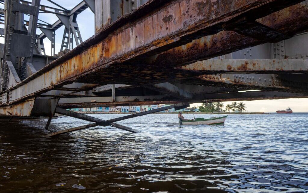 Un puente sobre el río revuelto (III)