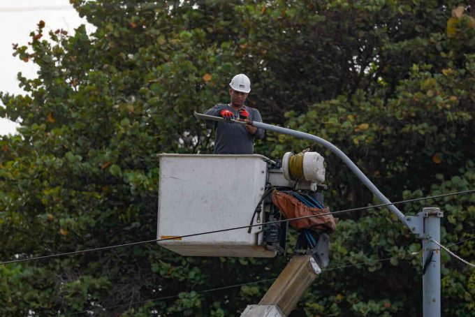 Avanza restitución de servicios básicos en La Guaira, Venezuela