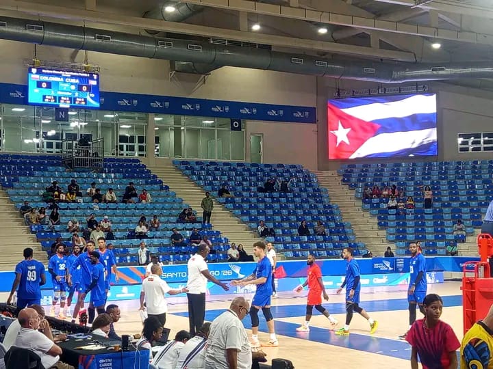 Equipo Cuba: Balón que pasa sobre la malla alta y cae al suelo