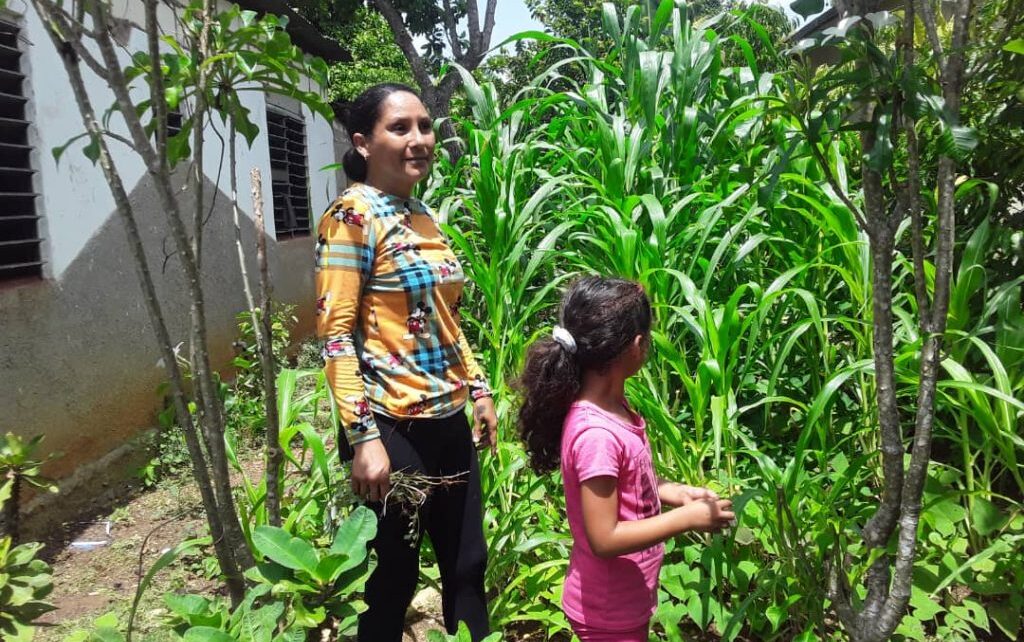 Yoenia y la historia de un patio sembrado de bondad