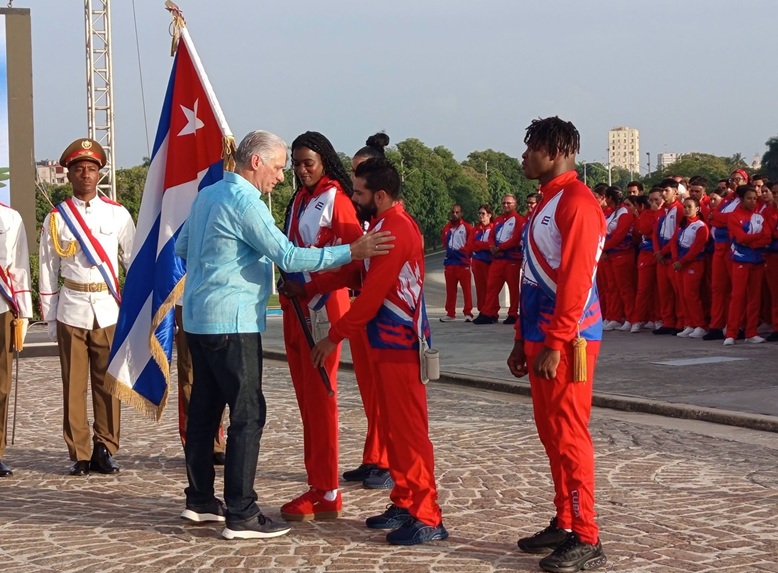 Preside Díaz-Canel abanderamiento de delegación a Santo Domingo