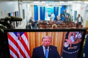 Trump arremete contra cadenas de televisión que no transmitieron su discurso y pide retirarles las licencias