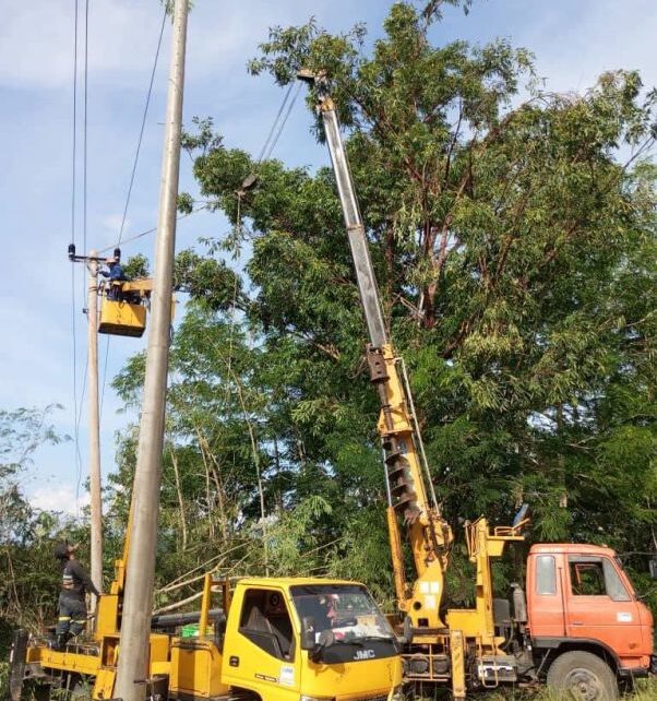 Eléctricos espirituanos en la trinchera de postes y cables