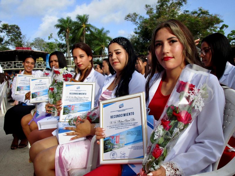 Refuerzo de batas blancas para Salud