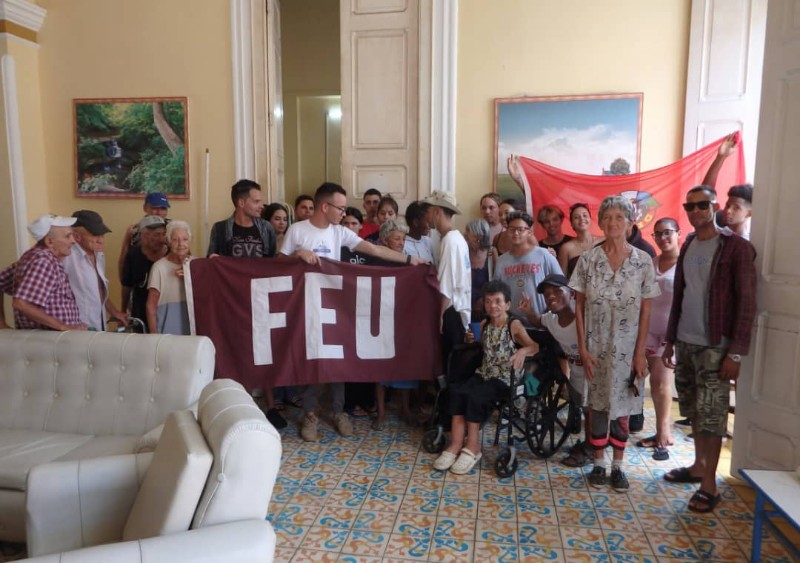 Jóvenes realizan trabajo voluntario en Hogar de Ancianos de Gibara