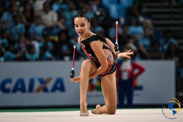 JCC Santo Domingo 2026: Isabella Rojas avanza a las finales de aro y pelota en la gimnasia rítmica