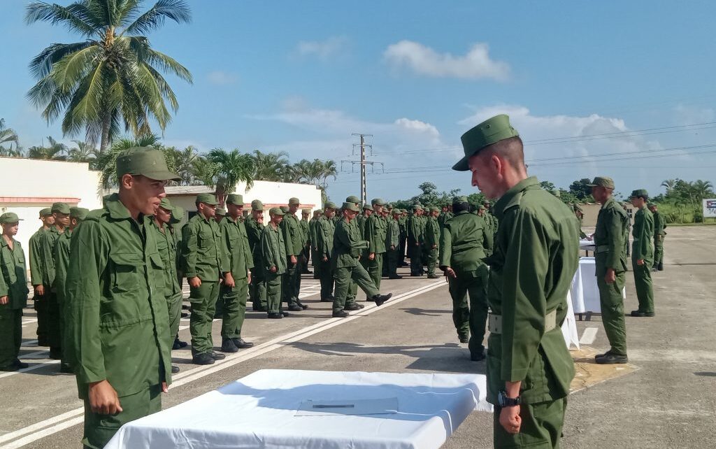 Jurar ante la bandera: compromiso de jóvenes soldados