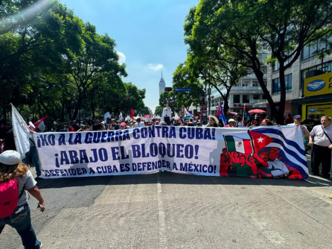 Miles de personas marchan en Ciudad de México contra agresiones de EEUU a Cuba