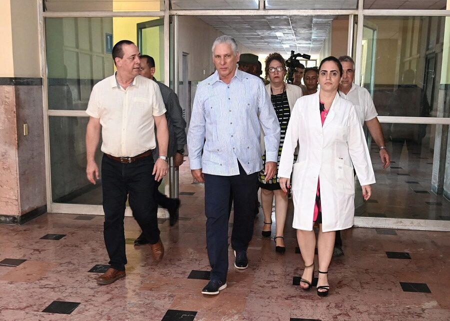 Intercambia Presidente Díaz-Canel con el colectivo del Hospital Joaquín Albarrán
