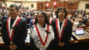 Parlamentarios de Ahora Nación rechazan la asunción presidencial de Fujimori colocándose de espaldas en el Congreso