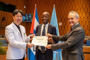 Cuba y la UNESCO entregan Premio Carlos J. Finlay de Microbiología a científico tailandés en París