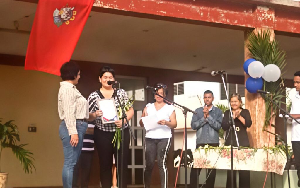 Etregan premio a educadora ariguanabense