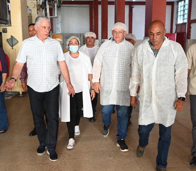 Presidente cubano defiende autonomía de las empresas