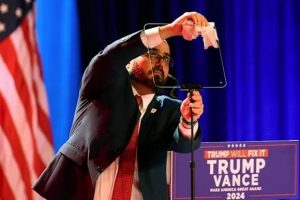 El hombre que controla el teleprompter de Trump convirtió sus discursos en un negocio de apuestas